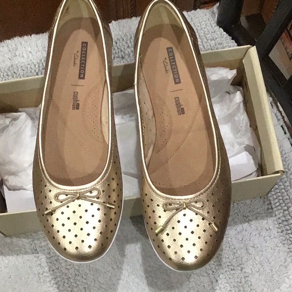 Clark preloved gold leather comfort shoes. Only worn once size 7.5